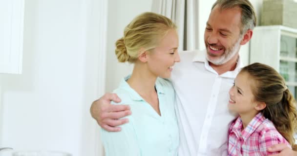 Família sorrindo de pé com o braço em casa — Vídeo de Stock