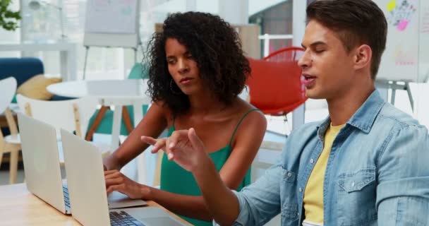 Leidinggevenden bespreken over laptop op Bureau — Stockvideo