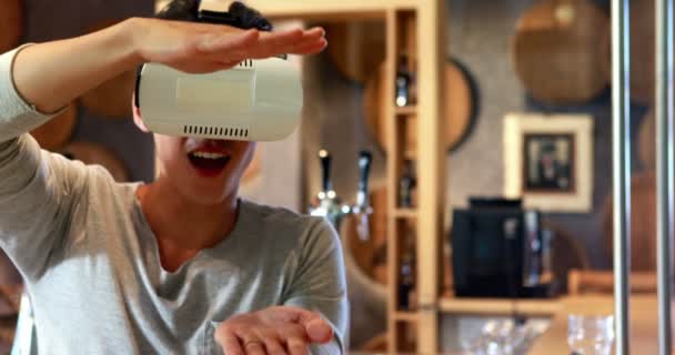 Homem usando fone de ouvido realidade virtual no restaurante — Vídeo de Stock