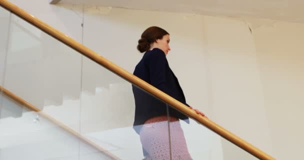 Mujer de negocios caminando escaleras abajo — Vídeos de Stock
