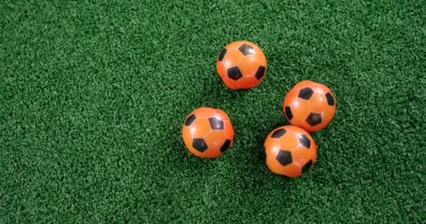 Balones de fútbol sobre césped artificial — Vídeo de stock