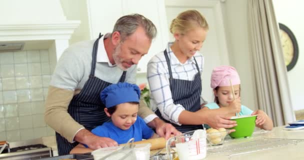 Οικογένεια προετοιμασία επιδόρπιο στην κουζίνα — Αρχείο Βίντεο
