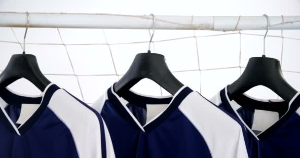 Blå jersey hängande på goalpost — Stockvideo