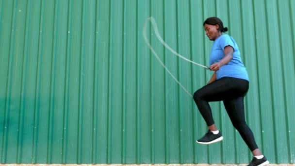 Femme saut de corde dans le parc — Video