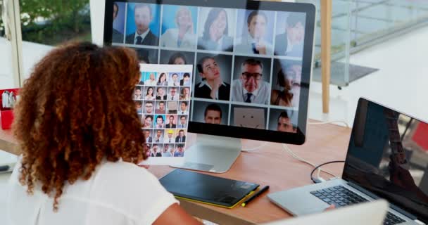 Grafisch Ontwerper Zoek Naar Foto Computer Bij Bureau Kantoor — Stockvideo