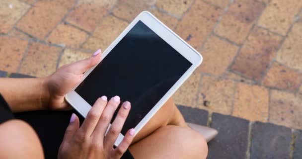 Zakenvrouw met behulp van digitale tablet buiten kantoorgebouw — Stockvideo