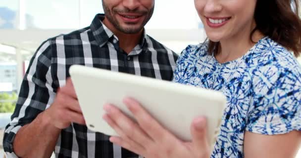 Casal usando tablet digital no escritório — Vídeo de Stock