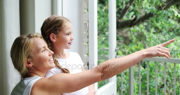 Madre e hija de pie juntas en el balcón 4k — Vídeo de stock