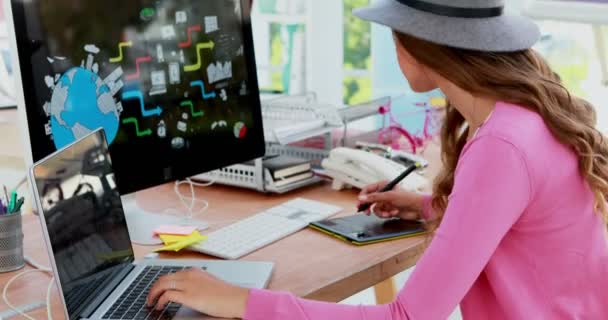 Diseñadora Gráfica Femenina Trabajando Escritorio Oficina — Vídeo de stock