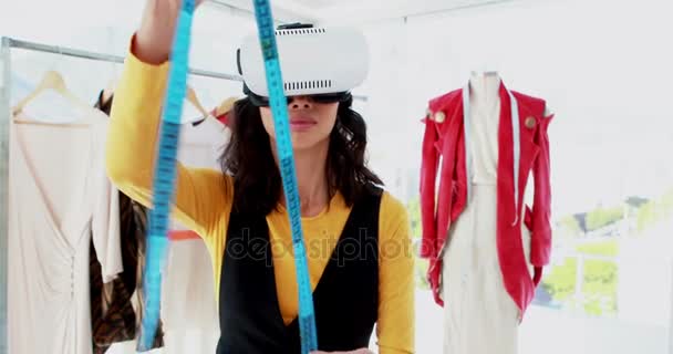 Vrouwelijke ontwerper met behulp van virtual reality headset — Stockvideo