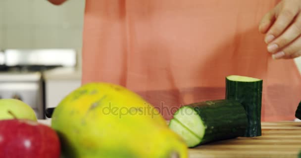Kvinna förbereda vegetabiliska smoothie — Stockvideo