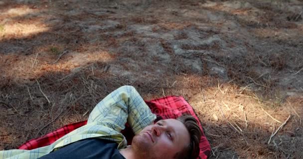 Casal deitado em cobertor na fazenda de azeitona — Vídeo de Stock