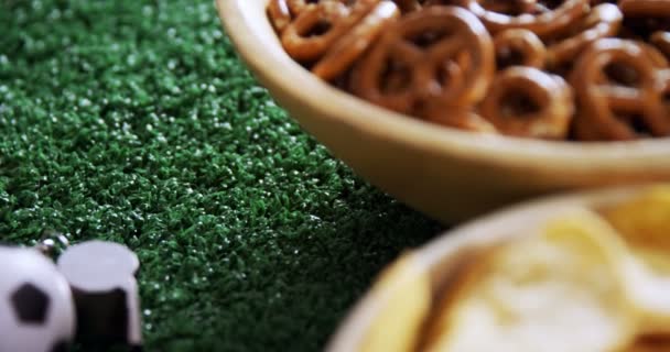 Bowl de snacks, fútbol y vaso de cerveza — Vídeos de Stock