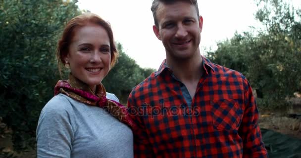 Усміхнена пара стоїть на оливковій фермі — стокове відео