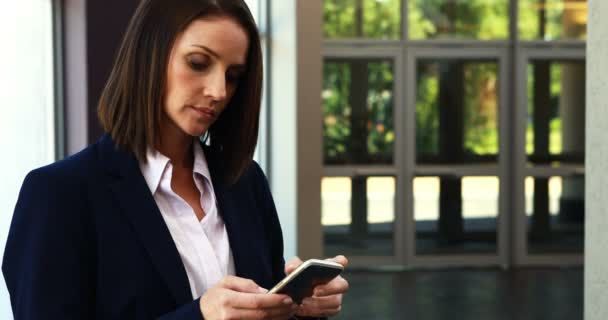 Mujer de negocios hablando por teléfono móvil — Vídeo de stock