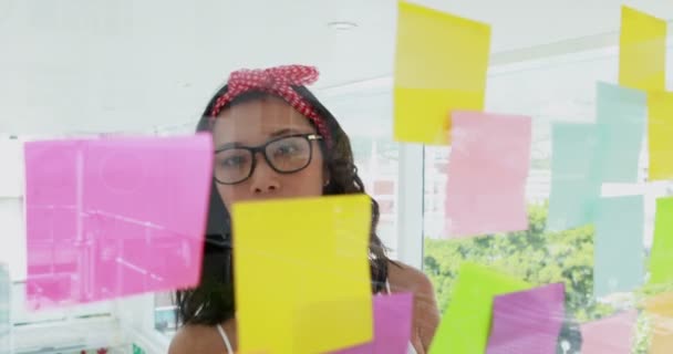 Escrita executiva feminina em notas pegajosas — Vídeo de Stock