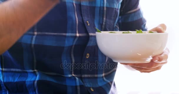 Homme prenant le petit déjeuner à la maison — Video