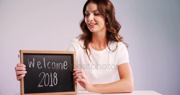 Mujer mostrando pizarra con bienvenida de texto 2018 — Vídeo de stock