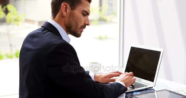 Geschäftsmann arbeitet am Laptop am Schreibtisch — Stockvideo