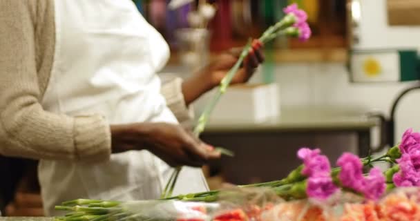 Floristería femenina preparando ramo de flores — Vídeos de Stock