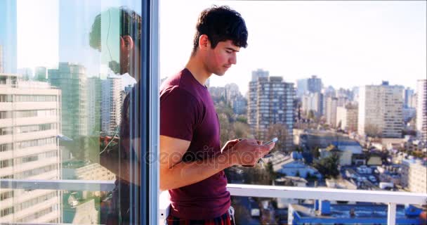 Homme prenant un café au balcon — Video