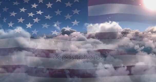 Bandera de los Estados Unidos ondeando contra el cielo y las nubes — Vídeo de stock