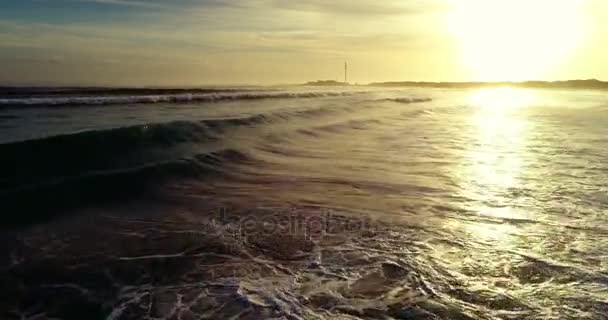Волны на берегу моря — стоковое видео