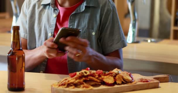 Ο άνθρωπος παίρνει μια εικόνα των τροφίμων στο κινητό του τηλέφωνο — Αρχείο Βίντεο