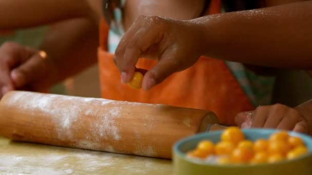 Rodina připravuje dezert v kuchyni — Stock video