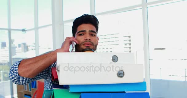 Ejecutivo masculino hablando en el teléfono móvil — Vídeo de stock