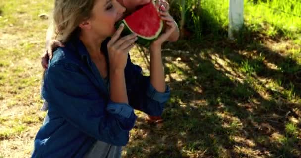 Mutter und Tochter mit Wassermelone im Park — Stockvideo