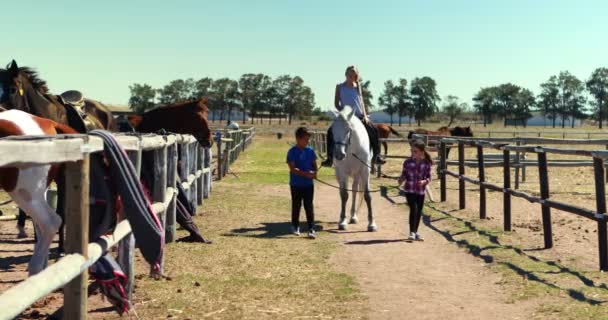 Дети верхом на лошади на ранчо — стоковое видео