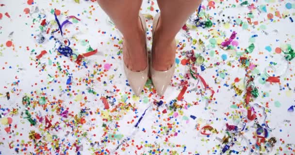 Baixa seção de mulher brincando com confete — Vídeo de Stock