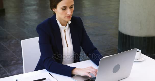 Empresária trabalhando no laptop na mesa — Vídeo de Stock