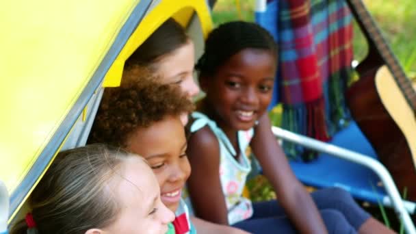 Kinderen met plezier in de tent op een zonnige dag — Stockvideo