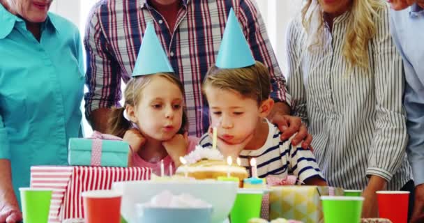 Familia celebrando fiesta de cumpleaños en casa — Vídeos de Stock