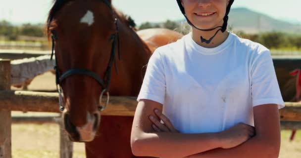 Дівчина стоїть з обіймами, схрещеними на ранчо — стокове відео