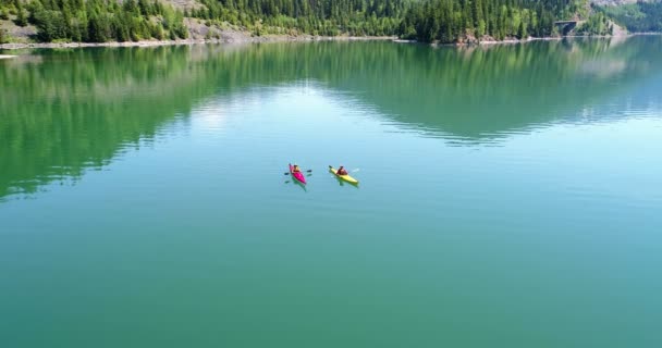 La gente kayak nel lago — Video Stock