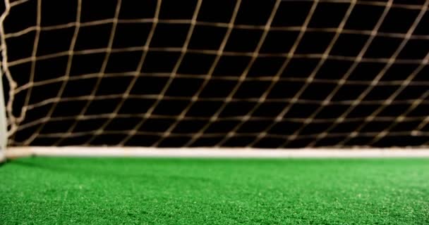 Close-up de futebol saltando na grama artificial — Vídeo de Stock