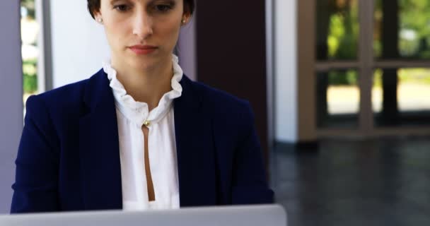 Empresária trabalhando no laptop na mesa — Vídeo de Stock