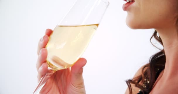 Kvinna dricker ett glas champagne — Stockvideo