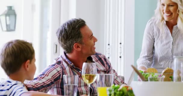 Famille interagissant pendant le repas sur la table à manger — Video