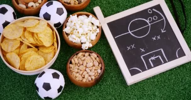 Kom aan snacks, voetbal, bier, fluiten en leisteen — Stockvideo