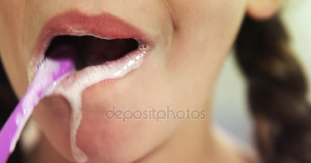 Flicka borsta hennes tänder i badrum 4k — Stockvideo