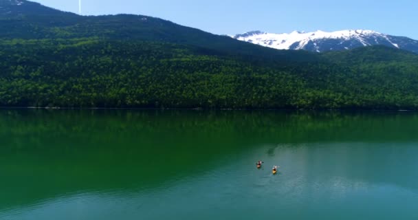 Gente haciendo kayak en el lago — Vídeos de Stock