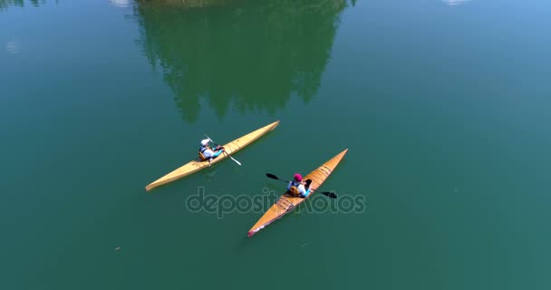 Gente haciendo kayak en el lago — Vídeo de stock