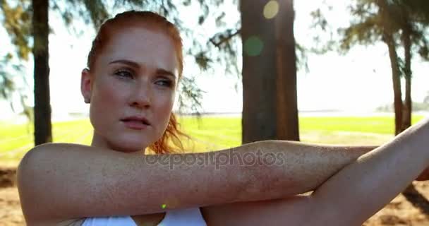 Mulher realizando exercício de alongamento na fazenda de oliveira — Vídeo de Stock