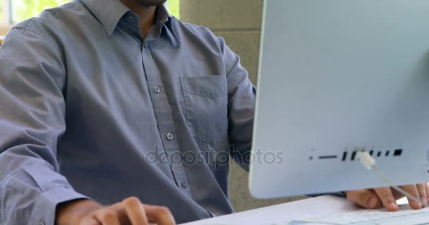 Чоловік виконавчої роботи на комп'ютері за столом — стокове відео
