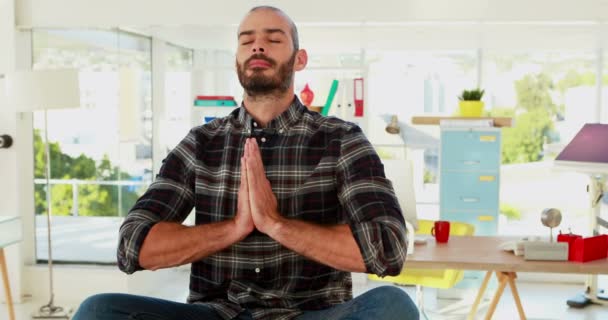 Ejecutiva masculina haciendo yoga en oficina — Vídeos de Stock