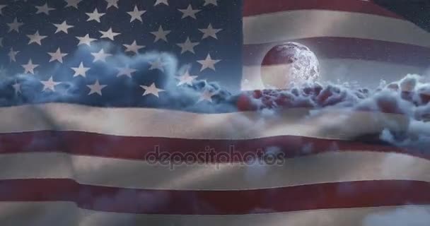 Bandera de los Estados Unidos ondeando contra el cielo y las nubes — Vídeos de Stock